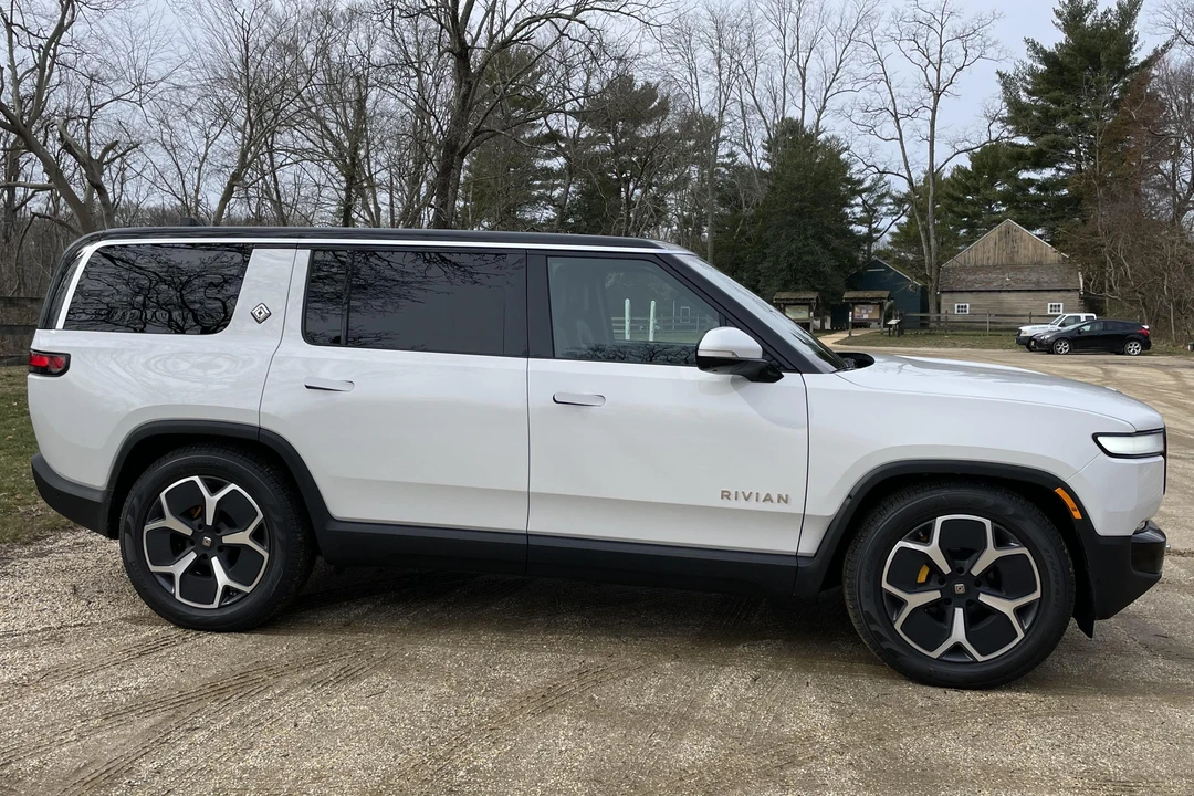 2023 Rivian R1S - Image 3 of 31