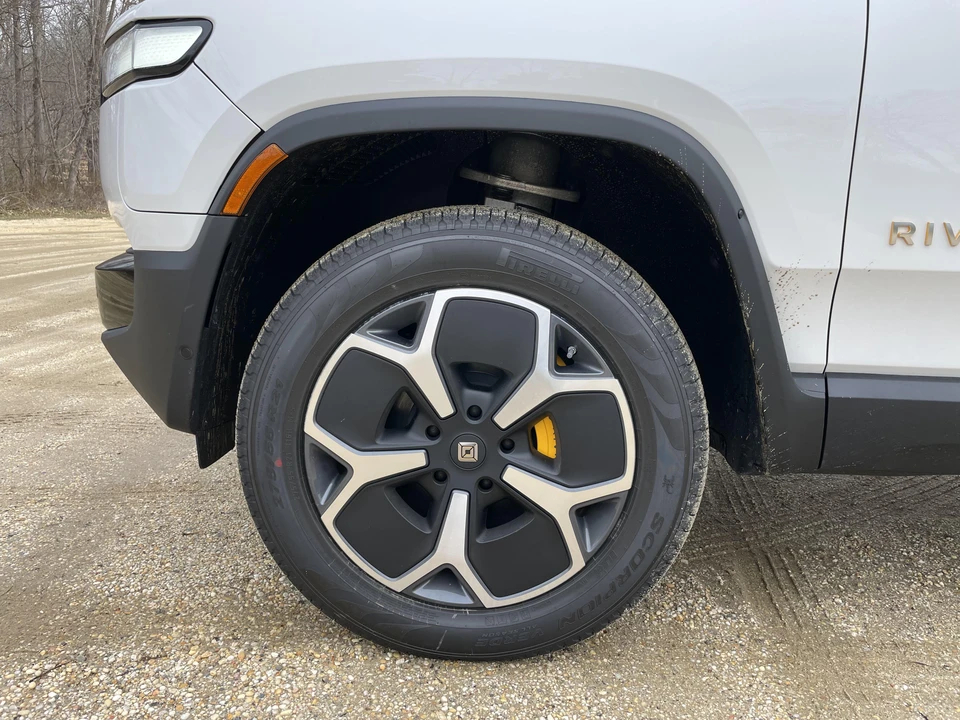 2023 Rivian R1S - Image 16 of 31