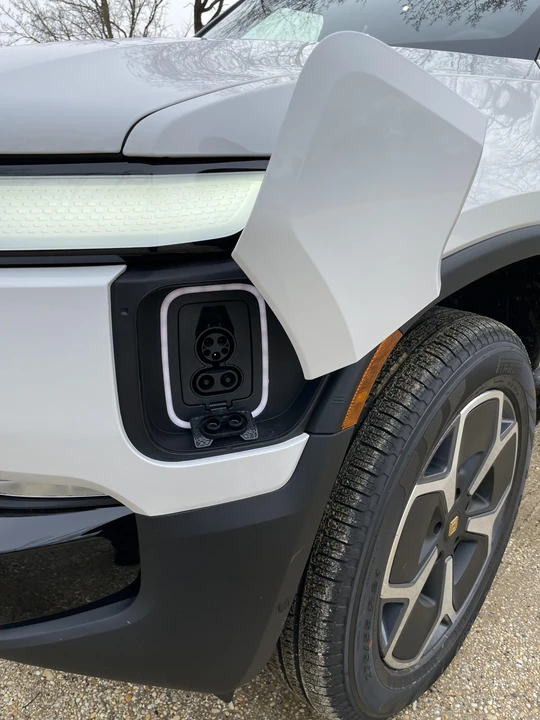 2023 Rivian R1S - Image 10 of 31