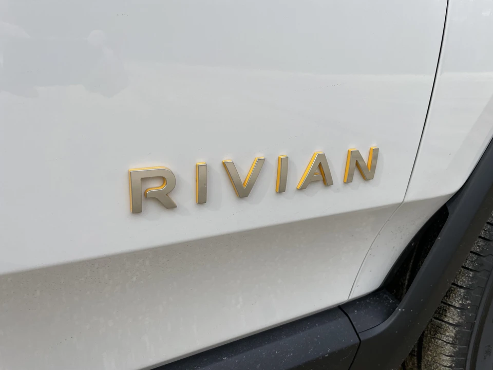 2023 Rivian R1S - Image 15 of 31