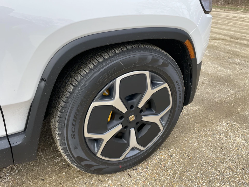 2023 Rivian R1S - Image 18 of 31