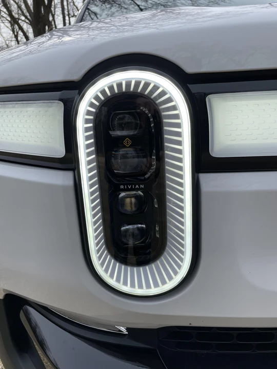 2023 Rivian R1S - Image 8 of 31