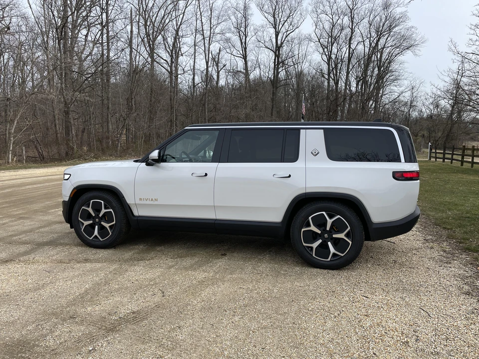 2023 Rivian R1S - Image 7 of 31
