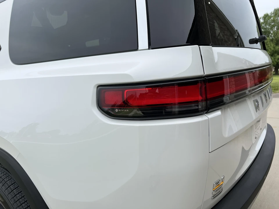 2023 Rivian R1S - Image 13 of 31