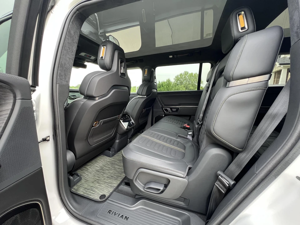 2023 Rivian R1S - Image 26 of 31