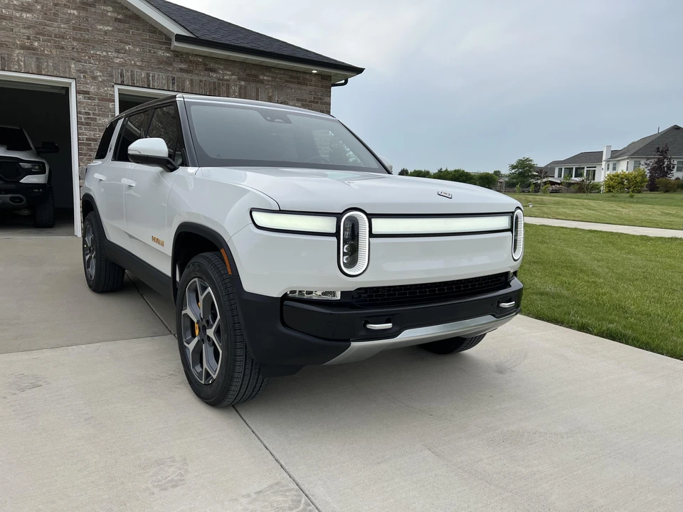 2023 Rivian R1S - Image 8 of 31