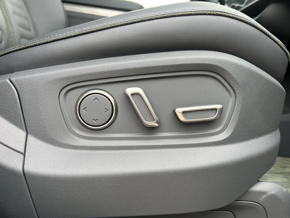 2023 Rivian R1S - Image 25 of 31