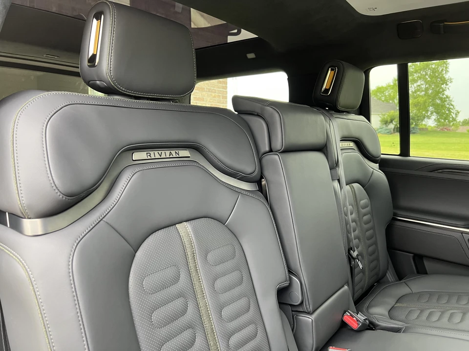 2023 Rivian R1S - Image 27 of 31