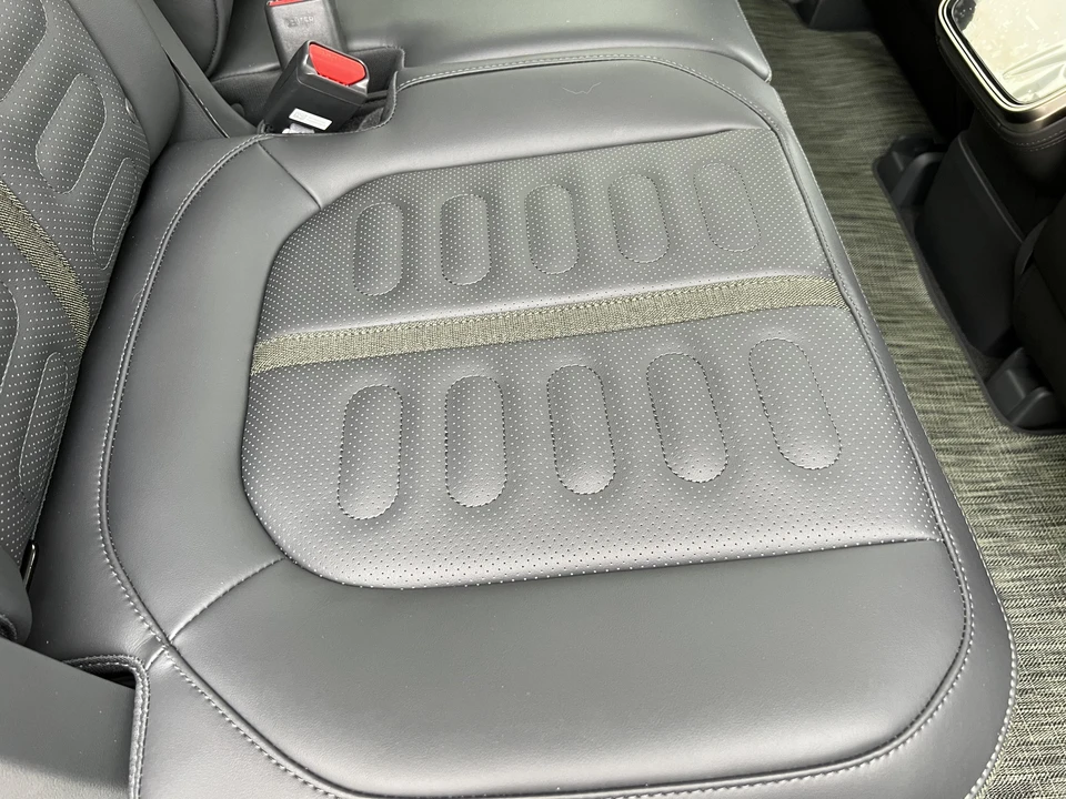 2023 Rivian R1S - Image 28 of 31