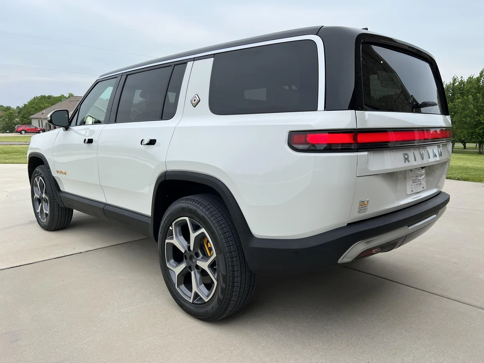 2023 Rivian R1S - Image 7 of 31