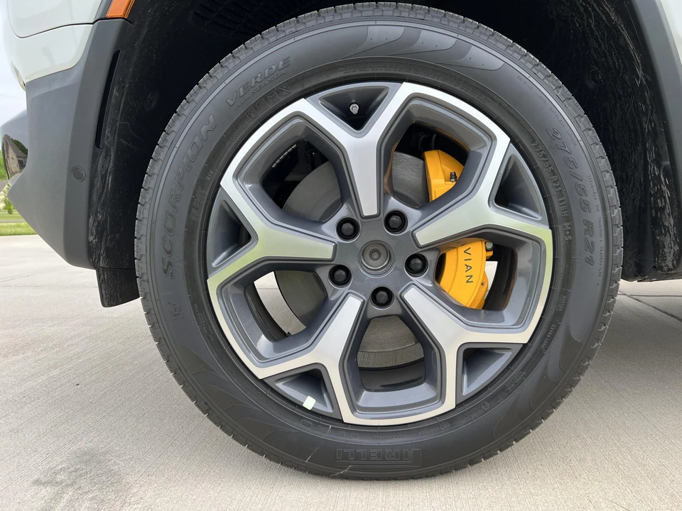2023 Rivian R1S - Image 14 of 31