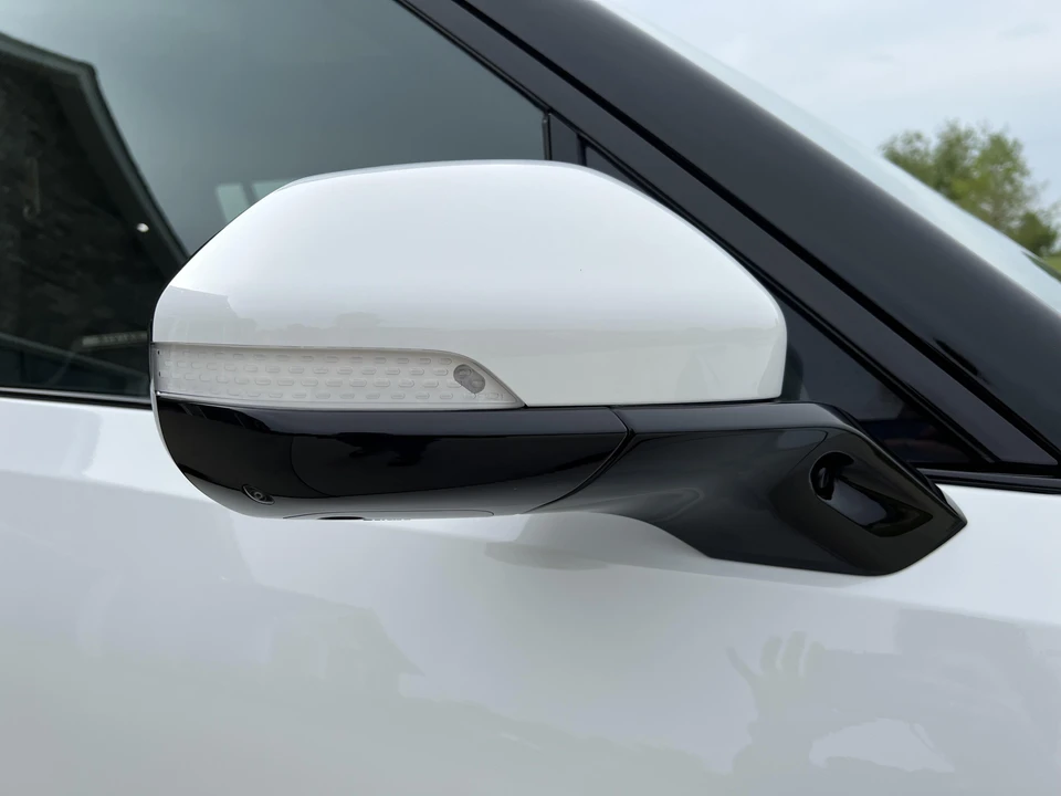 2023 Rivian R1S - Image 9 of 31
