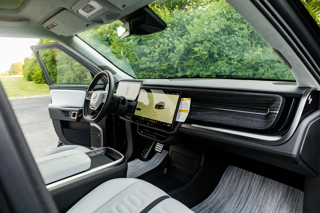 2023 Rivian R1S - Image 25 of 31