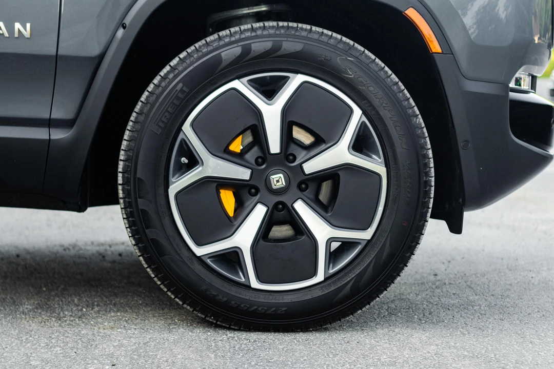 2023 Rivian R1S - Image 12 of 31