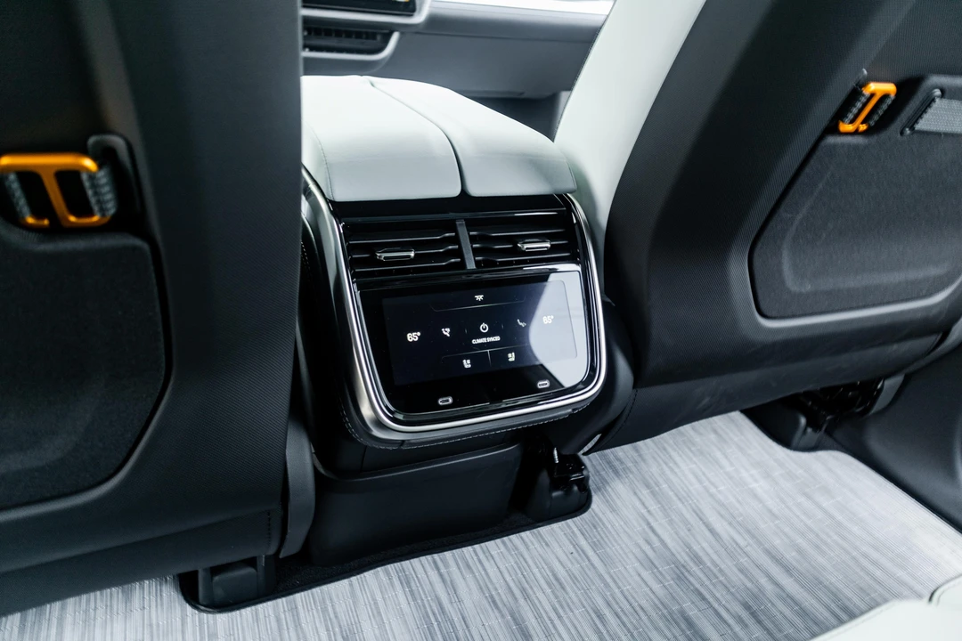 2023 Rivian R1S - Image 27 of 31