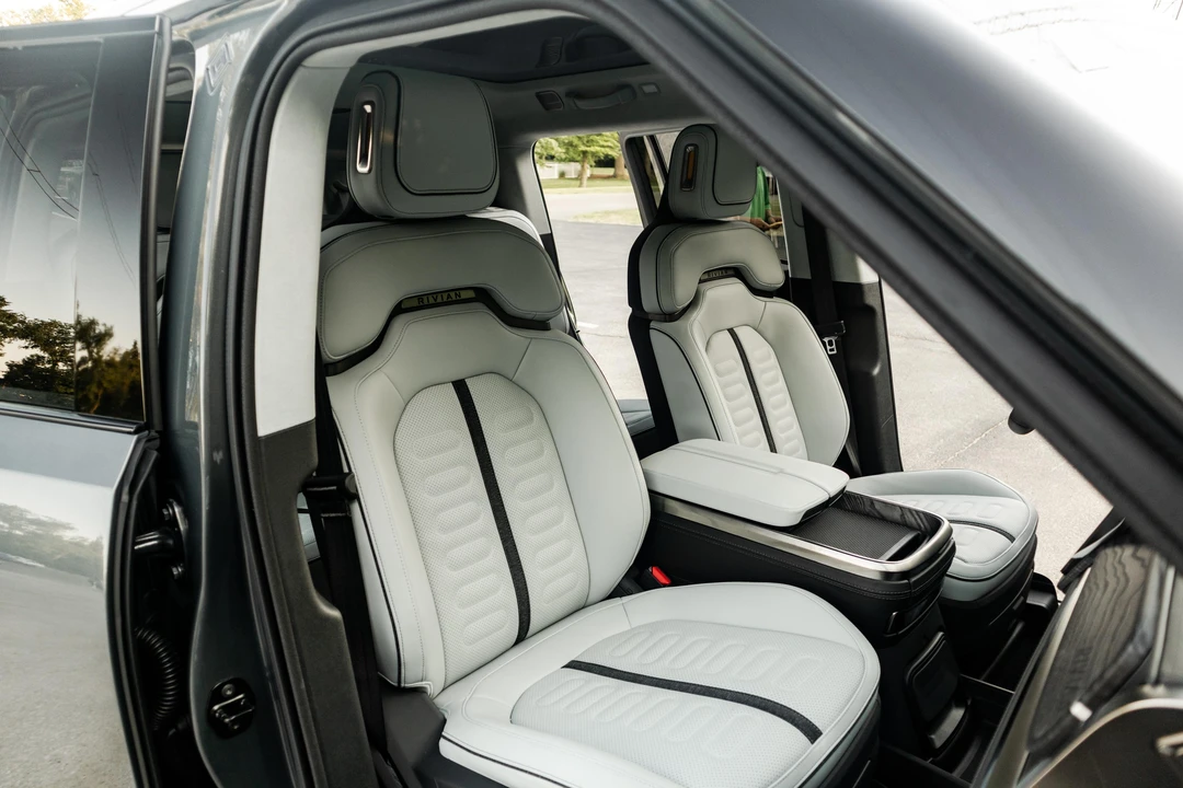 2023 Rivian R1S - Image 14 of 31