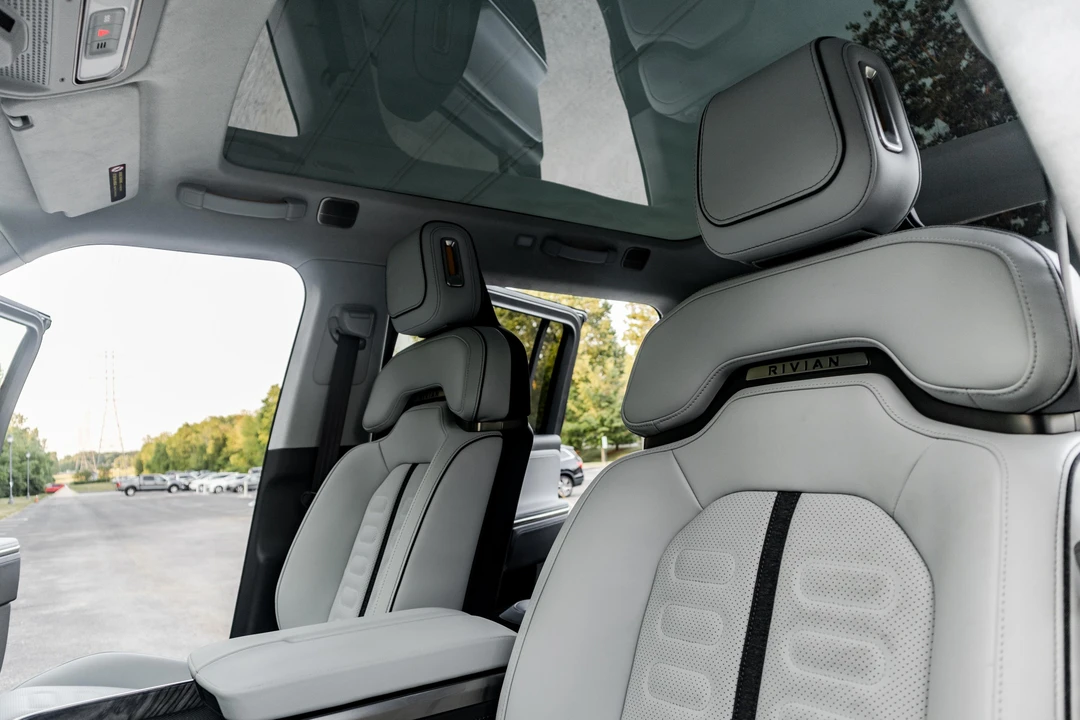 2023 Rivian R1S - Image 17 of 31