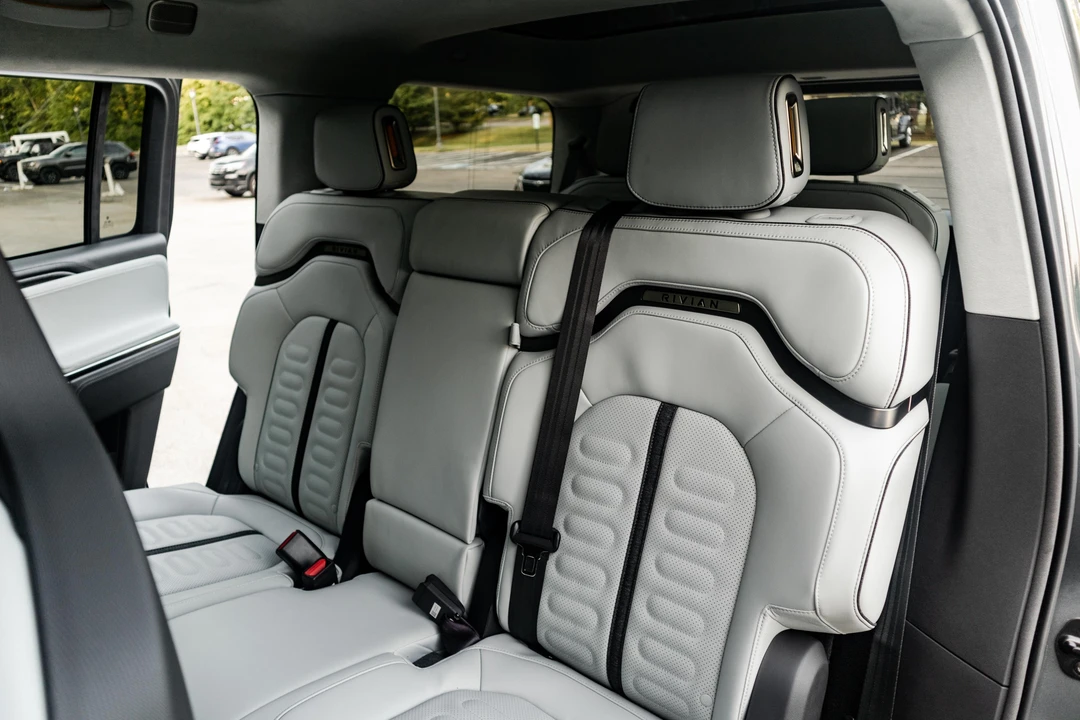 2023 Rivian R1S - Image 15 of 31
