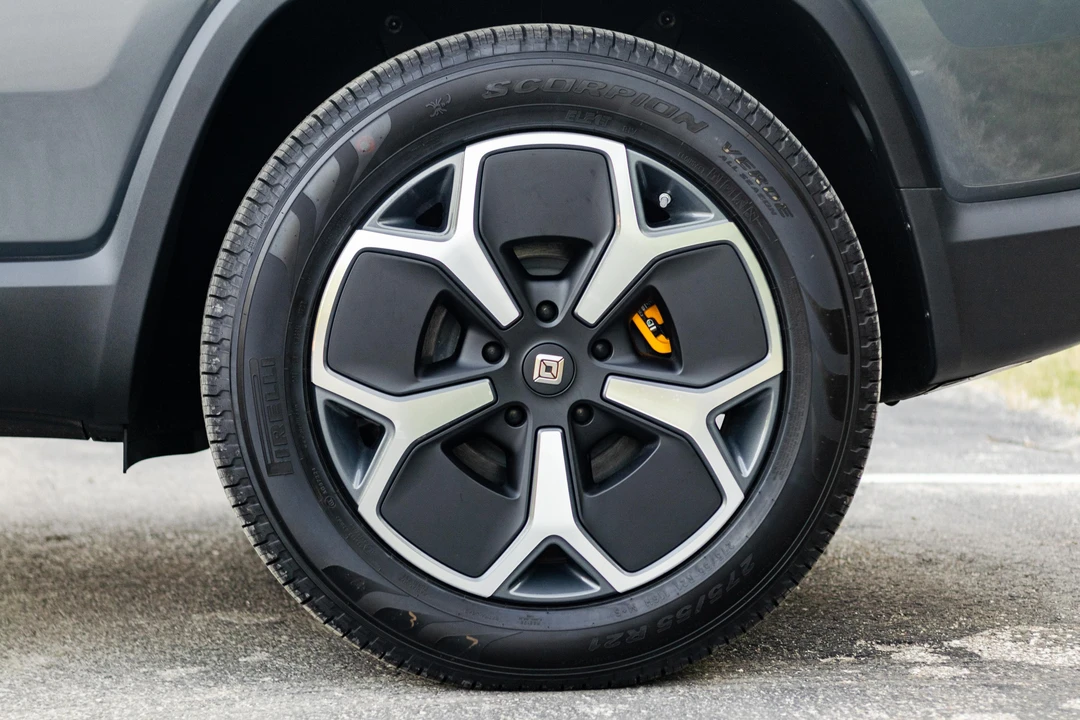 2023 Rivian R1S - Image 10 of 31