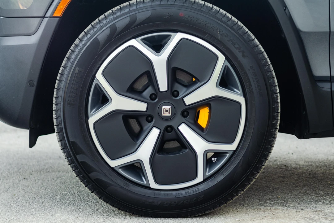 2023 Rivian R1S - Image 9 of 31