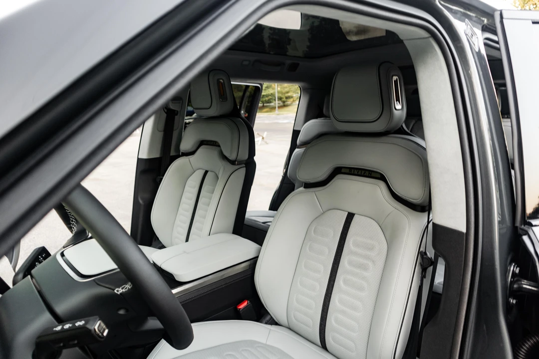 2023 Rivian R1S - Image 18 of 31