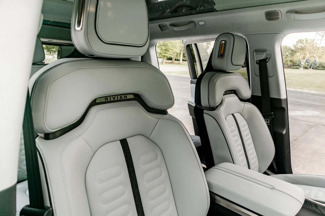 2023 Rivian R1S - Image 19 of 31