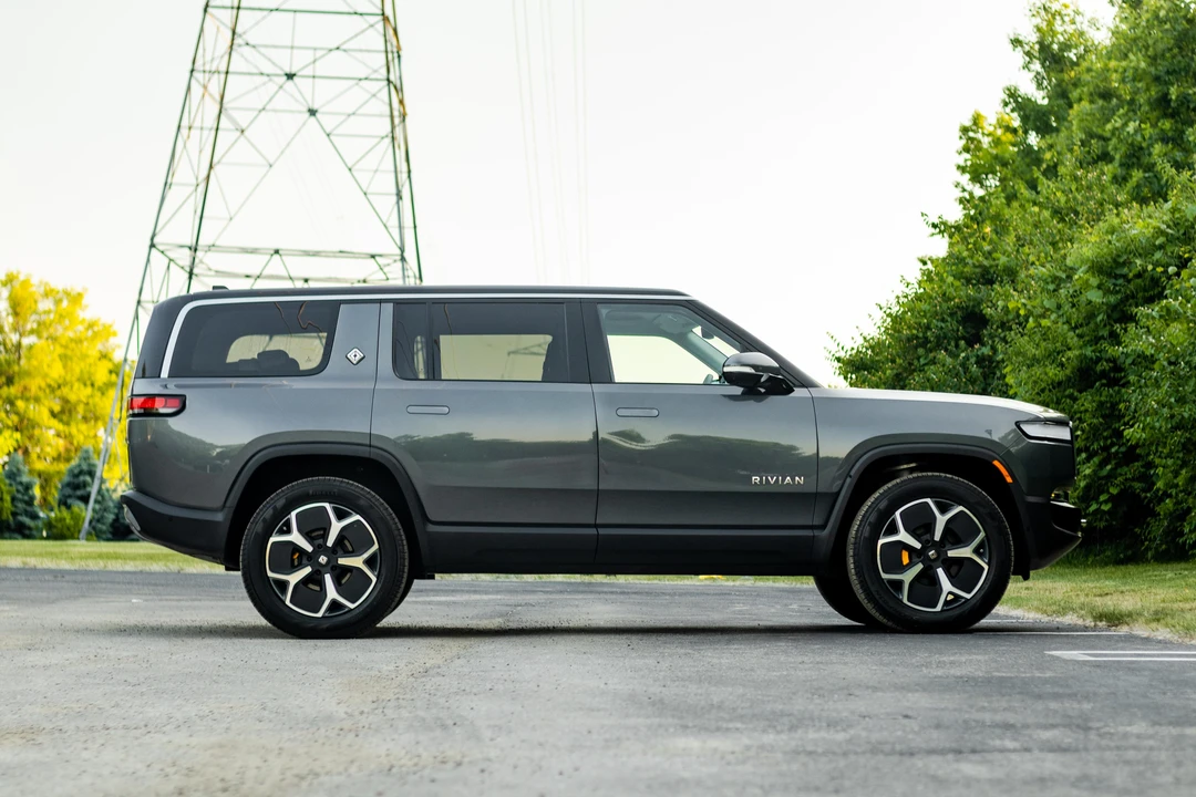 2023 Rivian R1S - Image 8 of 31
