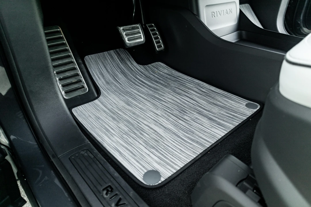 2023 Rivian R1S - Image 29 of 31