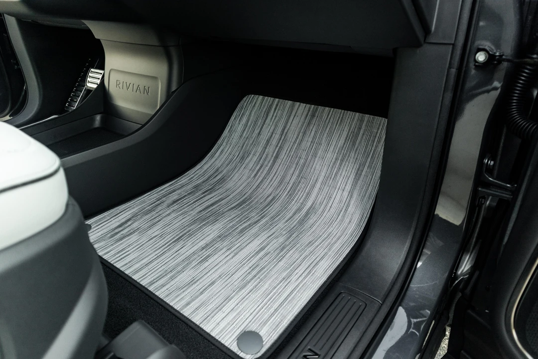 2023 Rivian R1S - Image 30 of 31