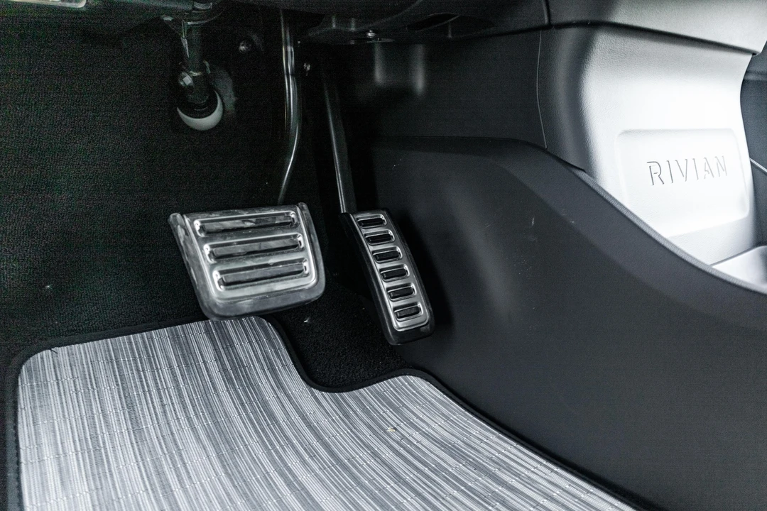 2023 Rivian R1S - Image 28 of 31
