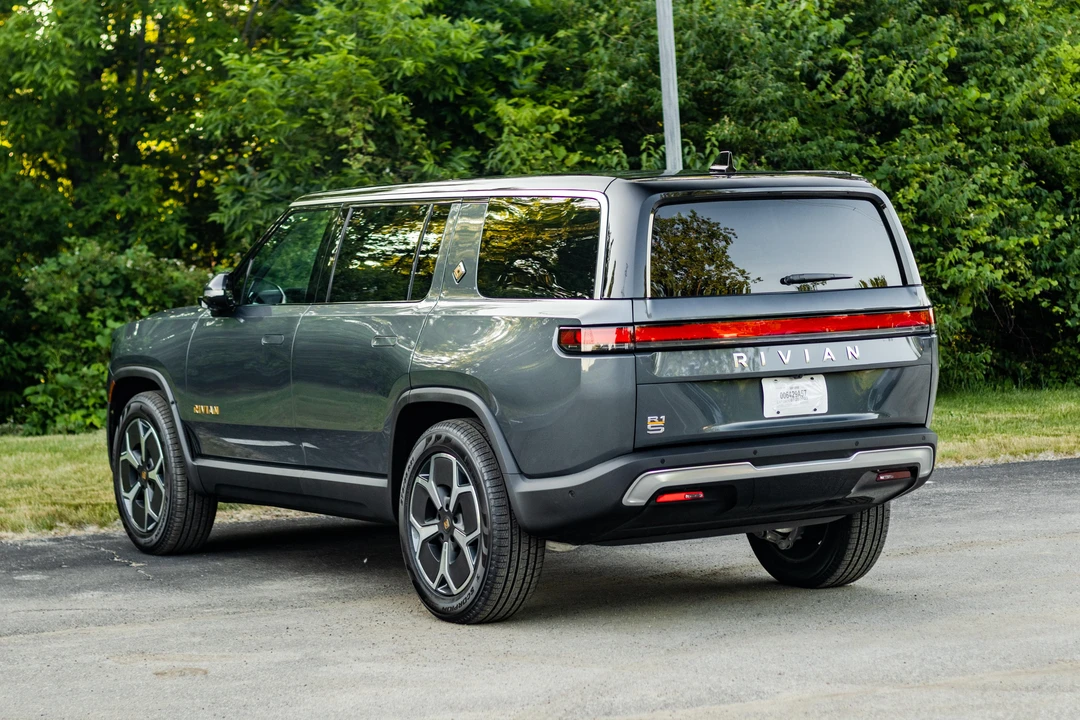 2023 Rivian R1S - Image 7 of 31