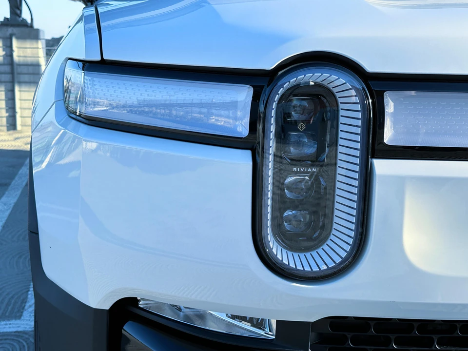 2023 Rivian R1S - Image 17 of 26