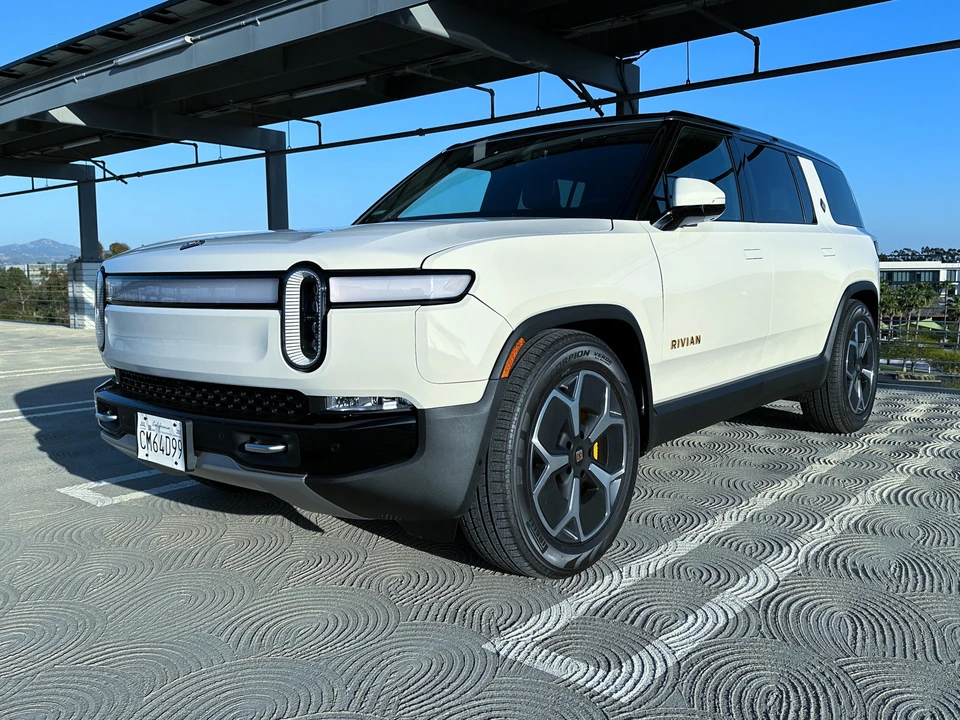 2023 Rivian R1S - Image 10 of 26