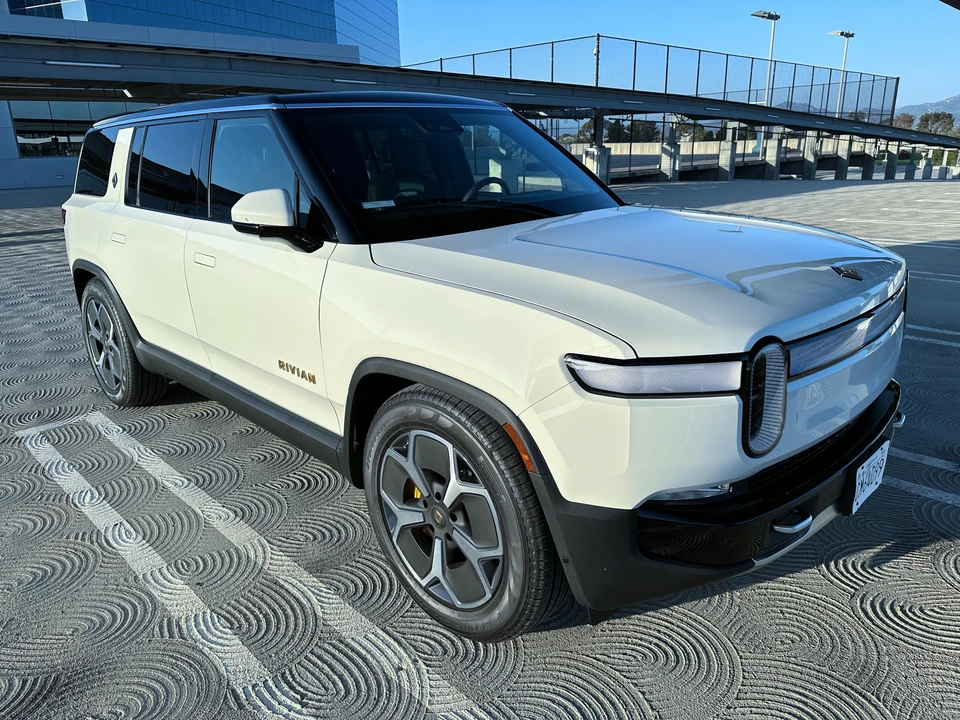 2023 Rivian R1S - Image 16 of 26