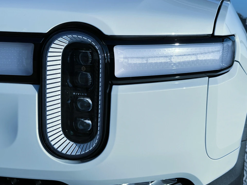 2023 Rivian R1S - Image 18 of 26