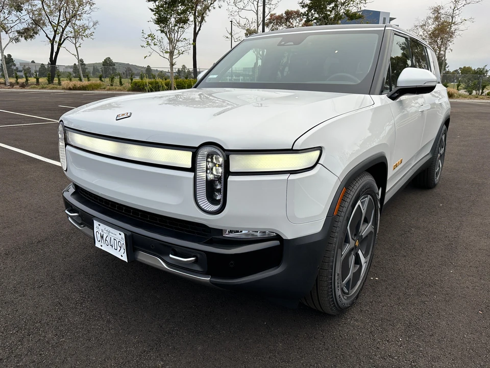 2023 Rivian R1S - Image 8 of 26