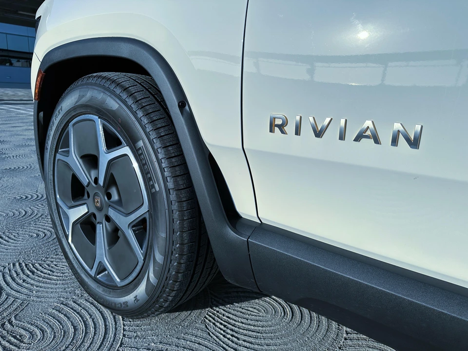 2023 Rivian R1S - Image 25 of 26