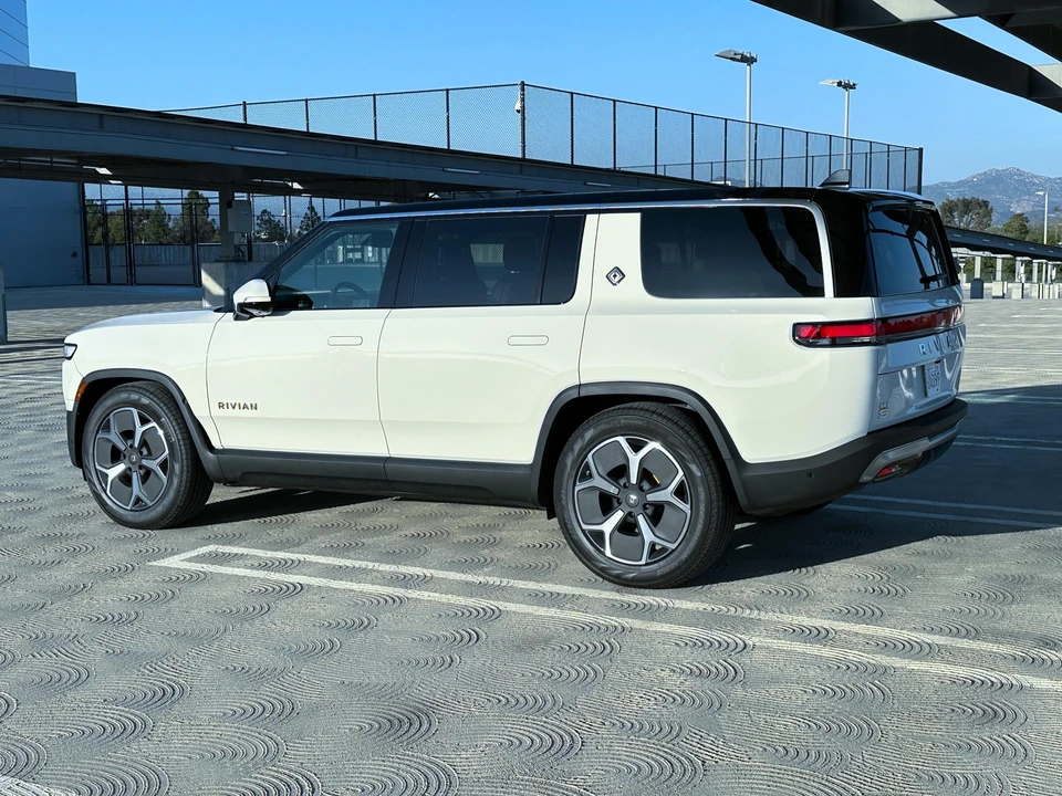 2023 Rivian R1S - Image 12 of 26