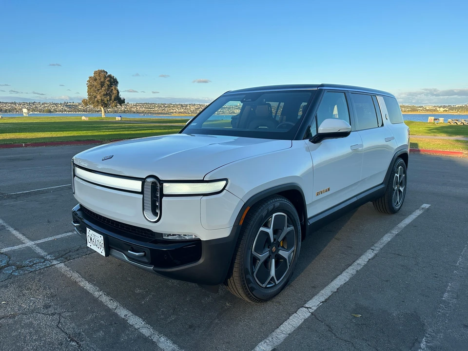 2023 Rivian R1S - Image 11 of 26