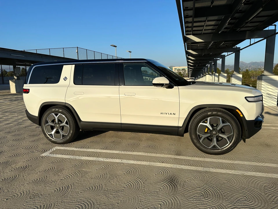 2023 Rivian R1S - Image 15 of 26