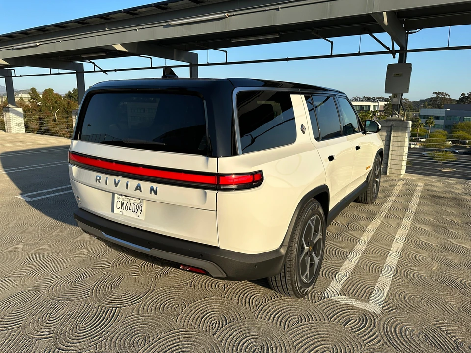 2023 Rivian R1S - Image 14 of 26