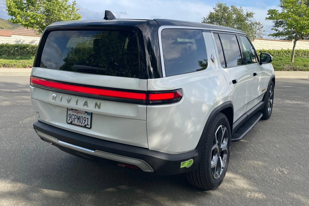 2023 Rivian R1S - Image 4 of 31