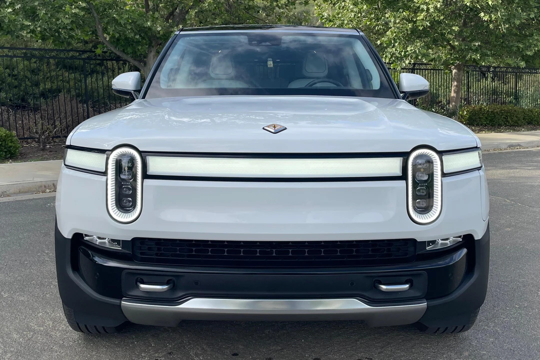 2023 Rivian R1S - Image 2 of 31