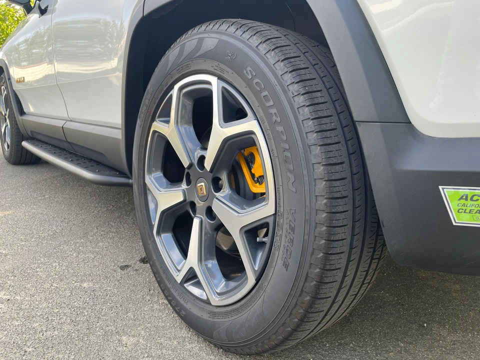 2023 Rivian R1S - Image 27 of 31