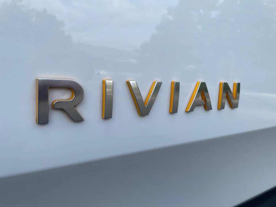 2023 Rivian R1S - Image 16 of 31
