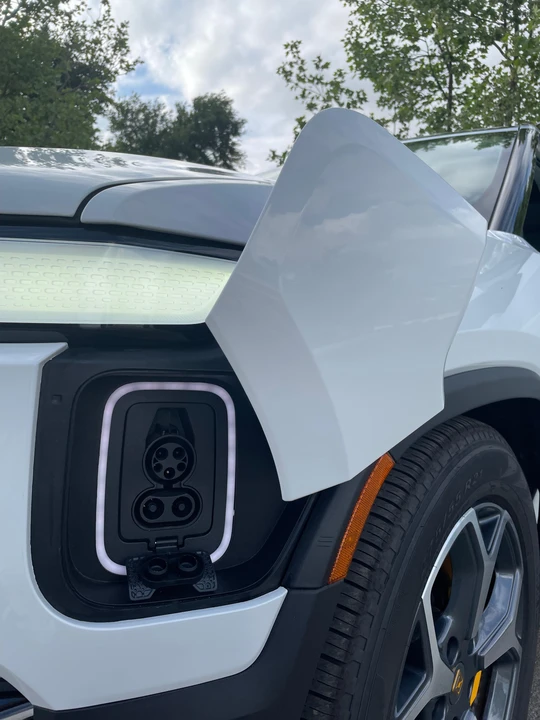 2023 Rivian R1S - Image 11 of 31