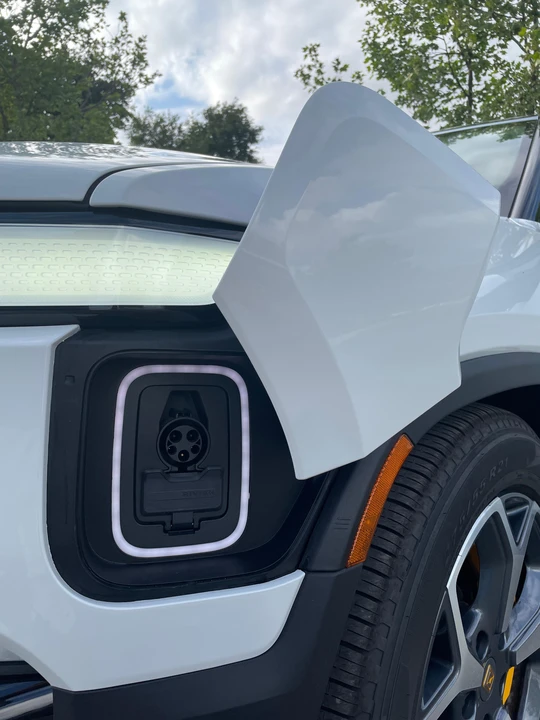 2023 Rivian R1S - Image 10 of 31