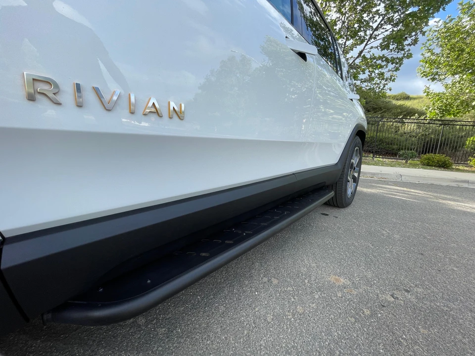 2023 Rivian R1S - Image 15 of 31