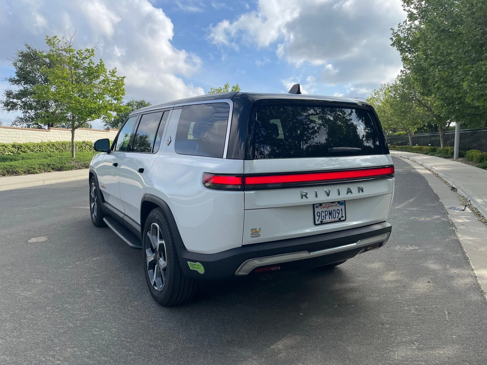 2023 Rivian R1S - Image 7 of 31