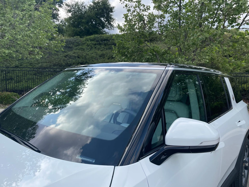 2023 Rivian R1S - Image 12 of 31